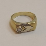 Перстень с бриллиантом фото