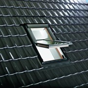 Мансардное окно Roto Designo R4/R6 деревянное с открыванием по центральной оси