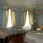 Шторы в спальню в стиле Людовика IV