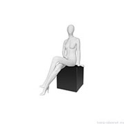 Манекен женский, глянцевый белый, абстрактный, для одежды в полный рост, сидячий, ноги скрещены. MD-Vita Type 011F-01M фотография