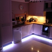 Кухня со светодиодным освещением фотография
