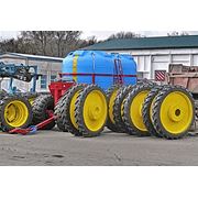 Узкие сдвоенные задние колеса для работы в междурядьях для тракторов John Deere. фотография