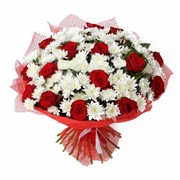 039 Букет из красных роз и белоснежных хризантем фото