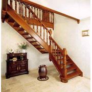 Изделия из дерева элементы интерьера двери лестницы мебель. Используется массив высококачественного натурального дерева. фото