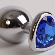 Серебристая анальная пробка с синим кристаллом-сердцем - 9 см. 4sexdreaM 47105-2 фотография