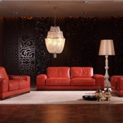 Роскошную мебель Vottari Sassari. Комплект: трехместный диван и два кресла из красной мягкой кожи.