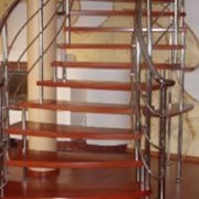 Лестницы деревянные на больцах фото