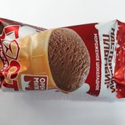 Мороженое пломбир шоколадный в вафельном стаканчике фото