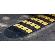 Ограничитель принудительный скорости (лежачий полицейский) блокиратор парковочных мест (барьер парковочный) дорожные знаки и информационные таблички сферические обзорные зеркала.