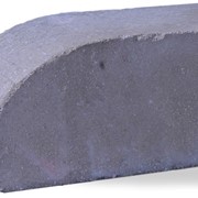 Кирпич закругленный угол серый на белом цементе фото