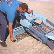 Пляжеуборочная машина модель - BEACH TECH Sweepy для уборки и выравнивания уровня маленьких пляжей волейбольных площадок и других поверхностей покрытых песком благодаря маленькому весу и удобным размерам ее можно транспортировать на грузовике