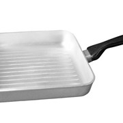 Квадратная алюминиевая сковорода–гриль с пластмассовой ручкой и крышкой. фото