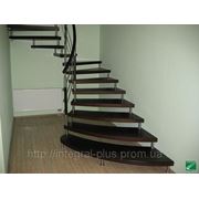 Лестница винтовая со ступенями разного размера и перилами из нержавейки фото