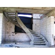 Лестница бетонная тетивная криволинейная отдельностоящая фотография
