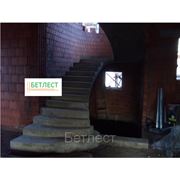Бетонная лестница с полувеерной частью фотография