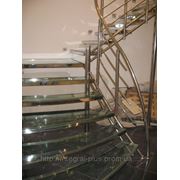 Лестница с прозрачными ступенями и перилами из нержавейки фото