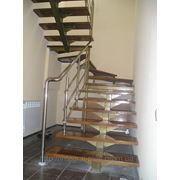 Лестница с винтовым поворотом и перилами из нержавейки фотография