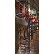 Винтовая лестница с решётчатыми ступенями фото