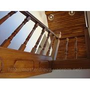 Лестницы из дерева , обшивка металических лестниц, прочность и износостойкость лакового покрытия, надёжность фотография