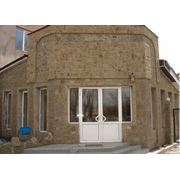 Фасад здания из природного `камня-дикаря` (песчаника) фото