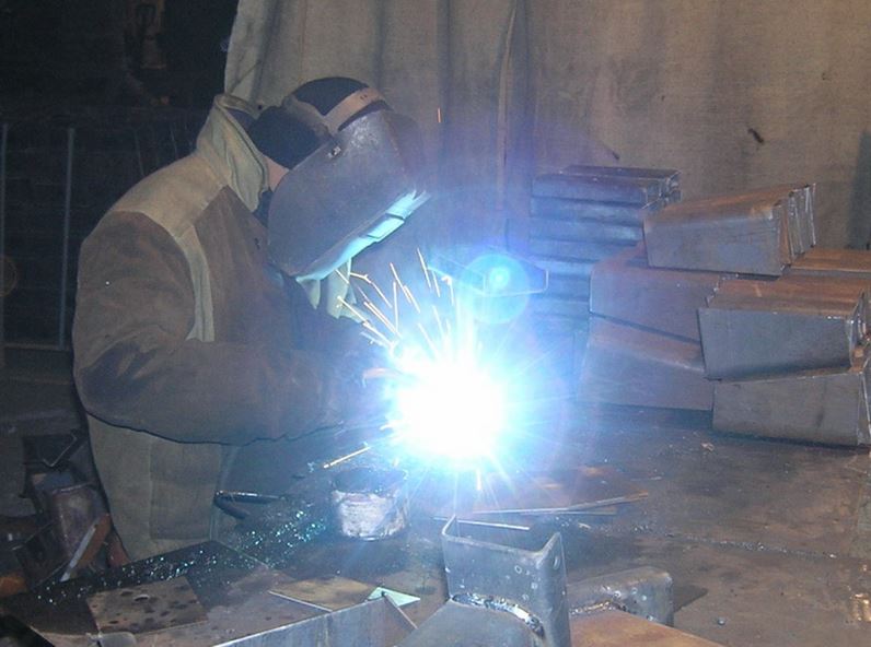 работа в чите сварщиком. сварщик ручной и частично механизированной сварки наплавки. сварщик трубопроводов. сварочное производство. сварочный цех.