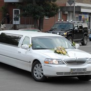 Автомобили с водителем Lincoln Town Car Тип: Лимузин Цвет: Белый9м, Зделано Tiffany limousines, неоновая подсветка, бар, 2 телевизора, звездное небо и т.д6гр - 1км600гр - 1 час фотография
