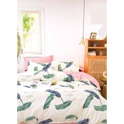 Двуспальный комплект постельного белья из поплина на резинке “Mency house“ Белый с синими и зелеными перьями и фотография