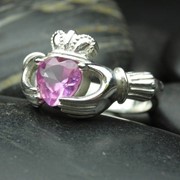 Серебряное кольцо с розовым сапфиром фото