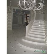 Мраморные пол и лестница в частном доме фотография