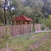 Забор деревянный плетеный из лозы и орешника фото