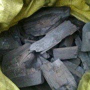 Уголь древесный из твердых пород древесины фотография