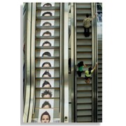 Изготовление и нанесение рекламы на ступени эскалаторов фото