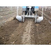 Оборудование для садоводства. Машина для виноградника. машина для накрывания и раскрывания виноградников. Сельскохозяйственная техника фото