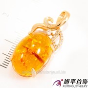 Подвеска лимонное золото ''Овальный камень — Янтарь'' (крупный) на металлическом завитке 624335 фотография