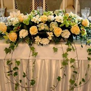 Услуги по свадебному цветочному оформлению фотография