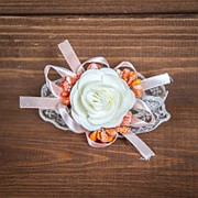 Свадебная бутоньерка на руку в персиковых тонах (арт. BUT-H-011) фотография