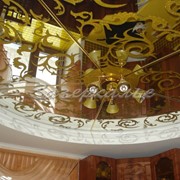 Декоративные потолки с золотистым узором