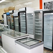 Холодильное и стеллажное оборудование фотография