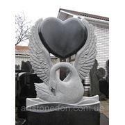 Памятник из гранита “Лебедь с сердцем“ фото