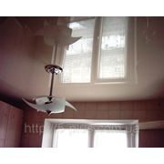 Глянцевый натяжной потолок на кухне. фото