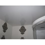 Глянцевый натяжной потолок в ванной комнате фото