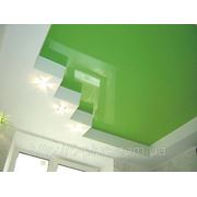 Зеленый глянцевый потолок фото