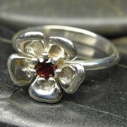 Серебряное кольцо с цветком сакуры и драгоценным камнем гранатом фото