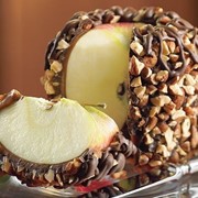Яблоко в шоколадно-карамельной глазуре Миндаль фото