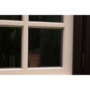 Деревянные накладные шпросы или фальш-накладки это деревянный декоративный элемент окна у виде рейки который устанавливается непосредственно на стеклопакет с двух сторон окна с помощью двусторонней липкой лентой и герметизируется по периметру.
