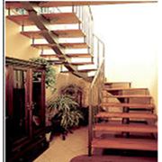Лестницы из дерева. Лестницы деревянные балясины поручни ступени двери из дерева столы из дерева столешницы деревянная мебель подоконники клееный брус.