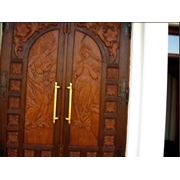 Двери деревянные резные. фото
