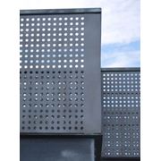 Архитектура.Перфорированный металлический лист для изготовления элементов отделки фасадов перегородок ограждений лестничных маршей балконных ограждений шумогасящие и ветрозащитные панели фасадные и навесные панели элементы отделки потолков