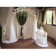 Свадебная арка в бело-розовых тонах в аренду фото