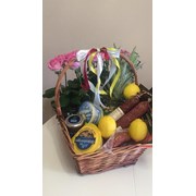 Подарочная корзина с цветами и продуктами фото